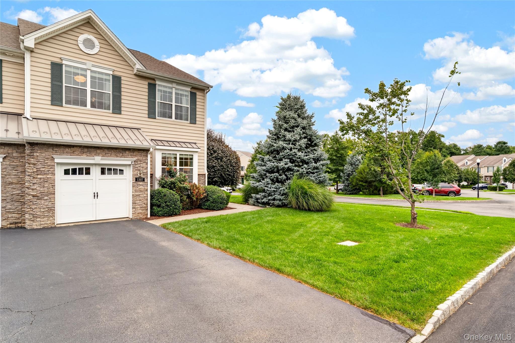 1307 Glastonbury Lane – For Sale photo 2