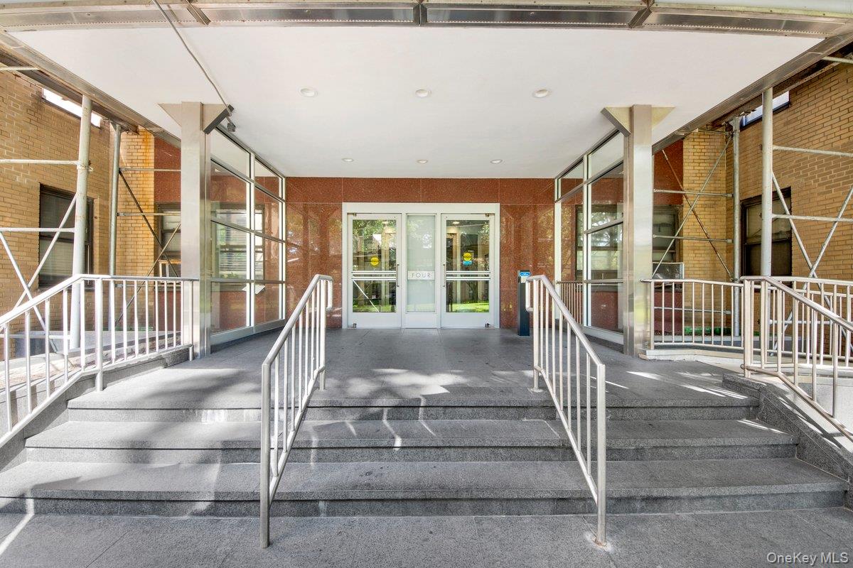 4 Fordham Hill Oval, Unit 16C photo 12