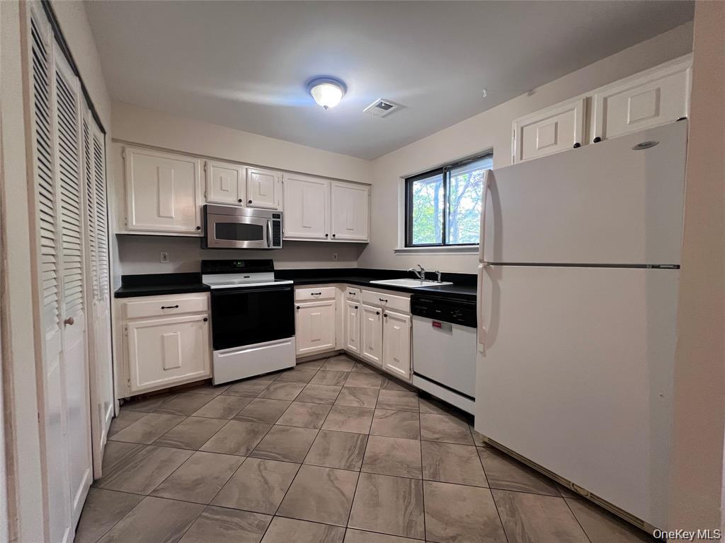 200 Springmeadow Drive, Unit M photo 5
