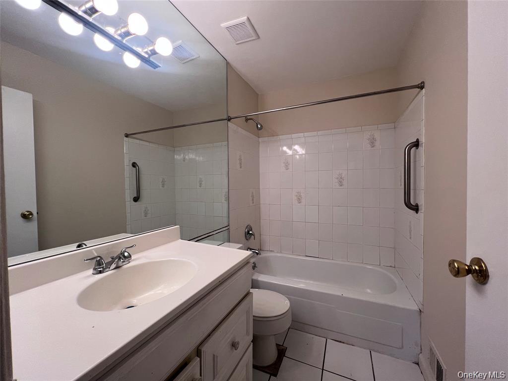 200 Springmeadow Drive, Unit M photo 13