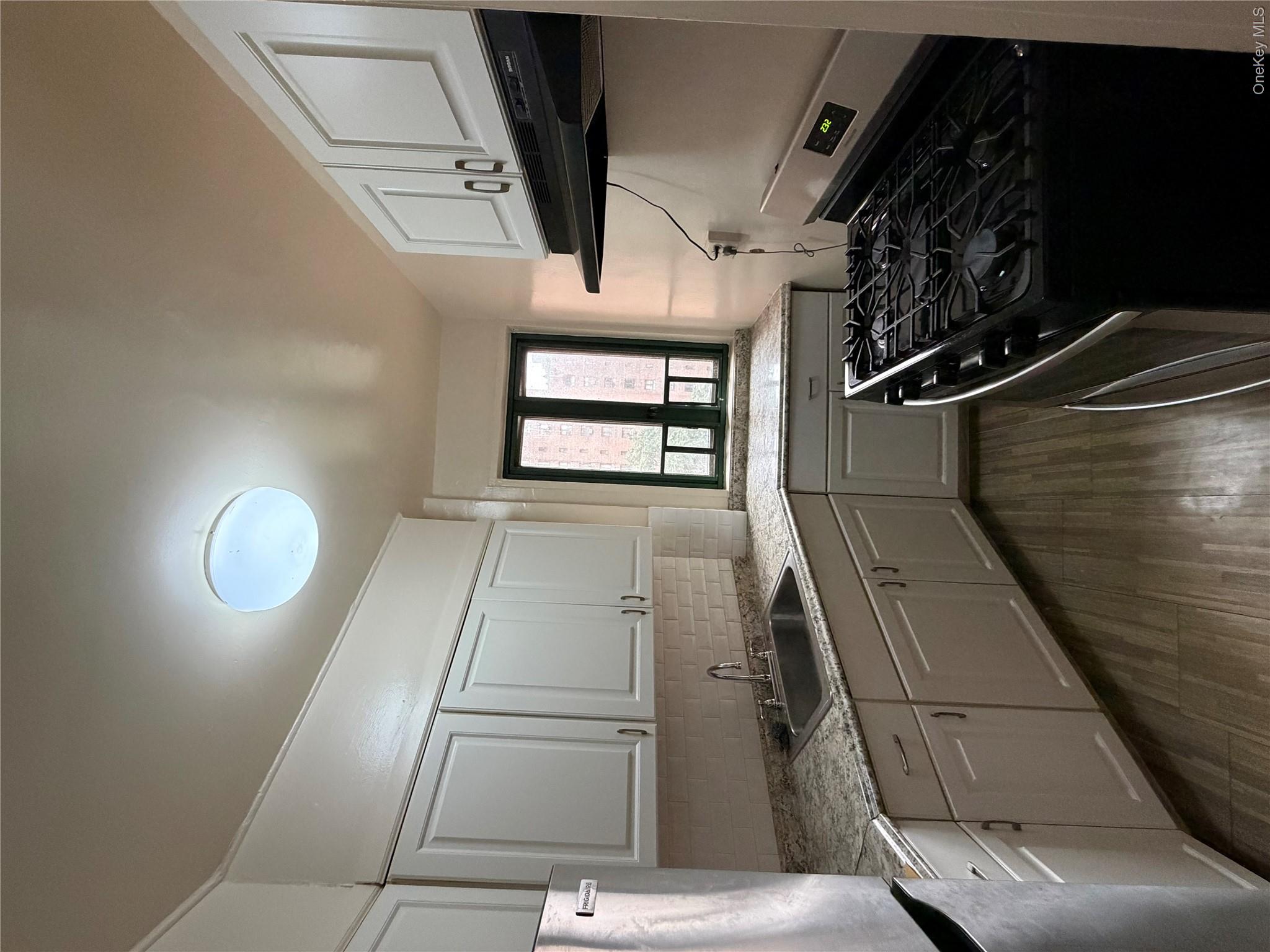 20 Metropolitan Oval, Unit 5E photo 3