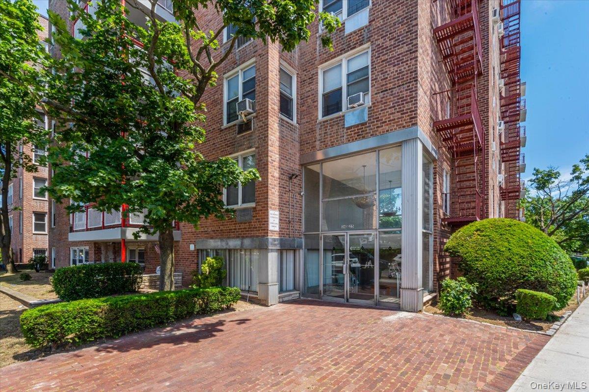 3425 150th Street, Unit 1J photo 2