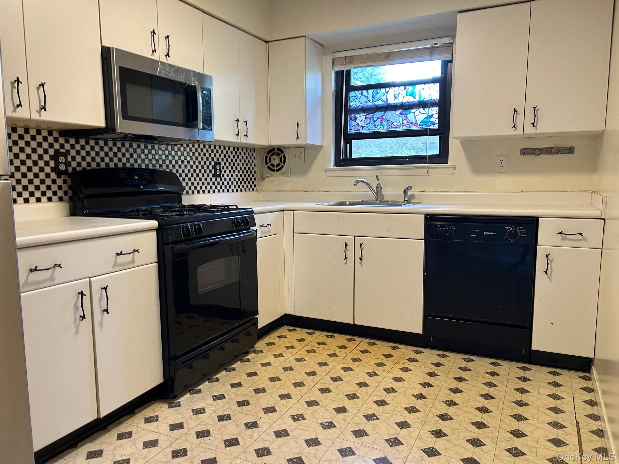 220 Sneden Place, Unit 220 photo 3