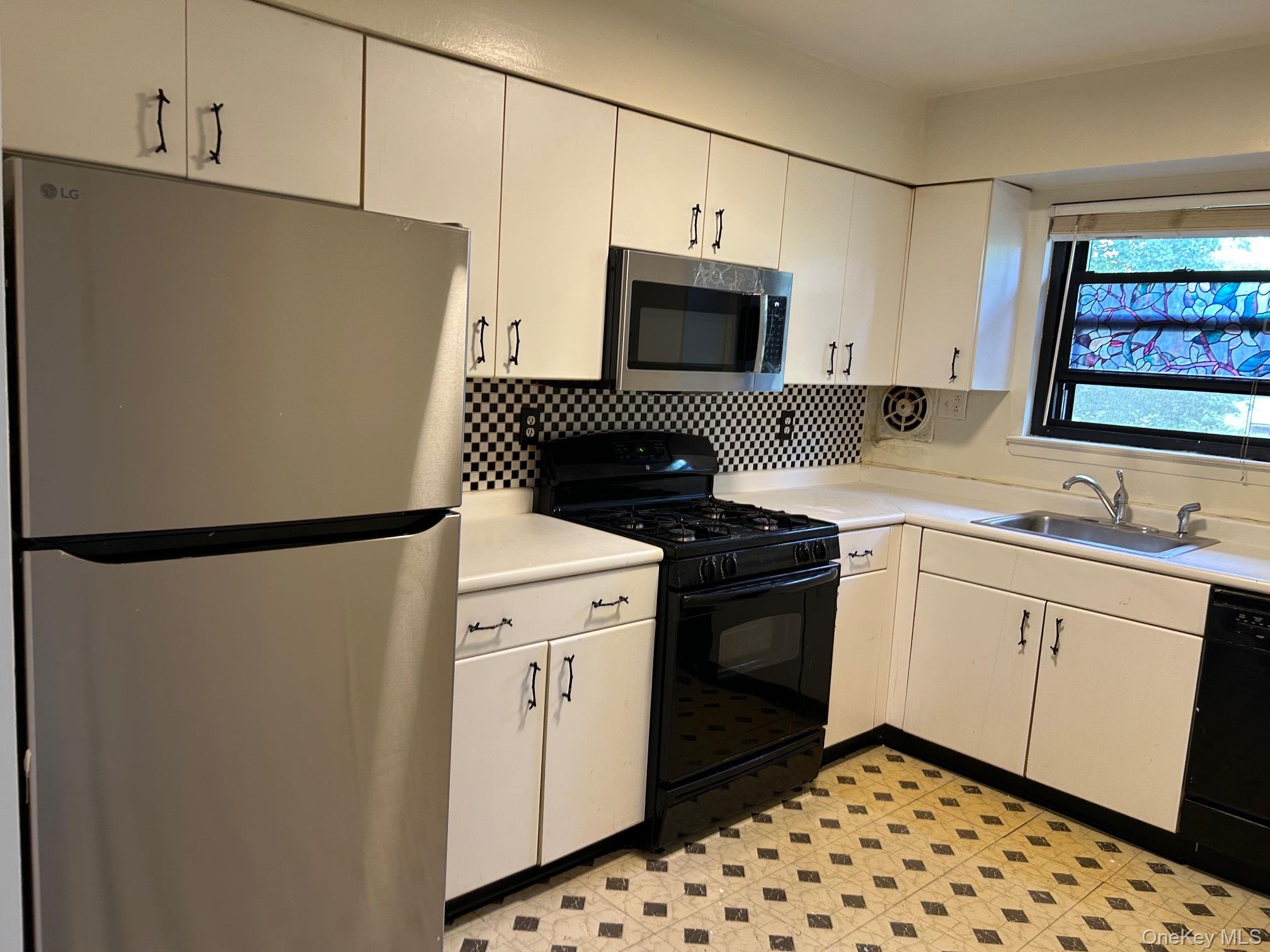 220 Sneden Place, Unit 220 photo 4