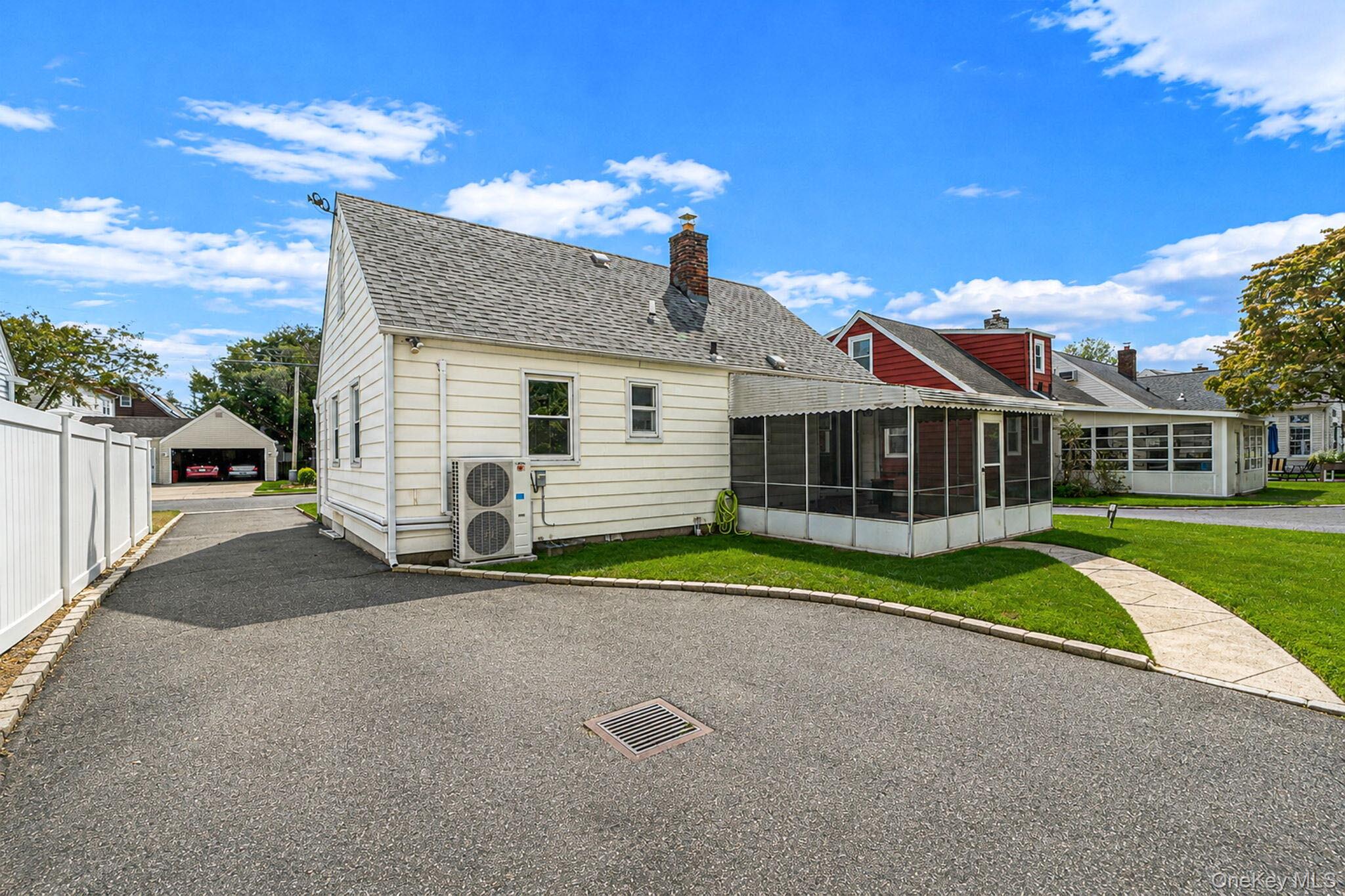 190 Albertson Place – For Sale photo 25