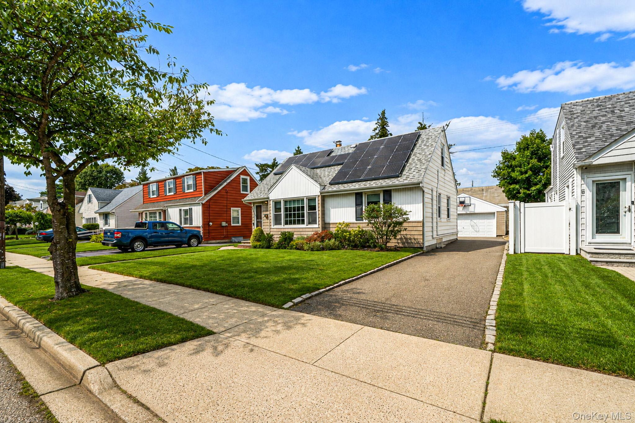 190 Albertson Place – For Sale photo 3