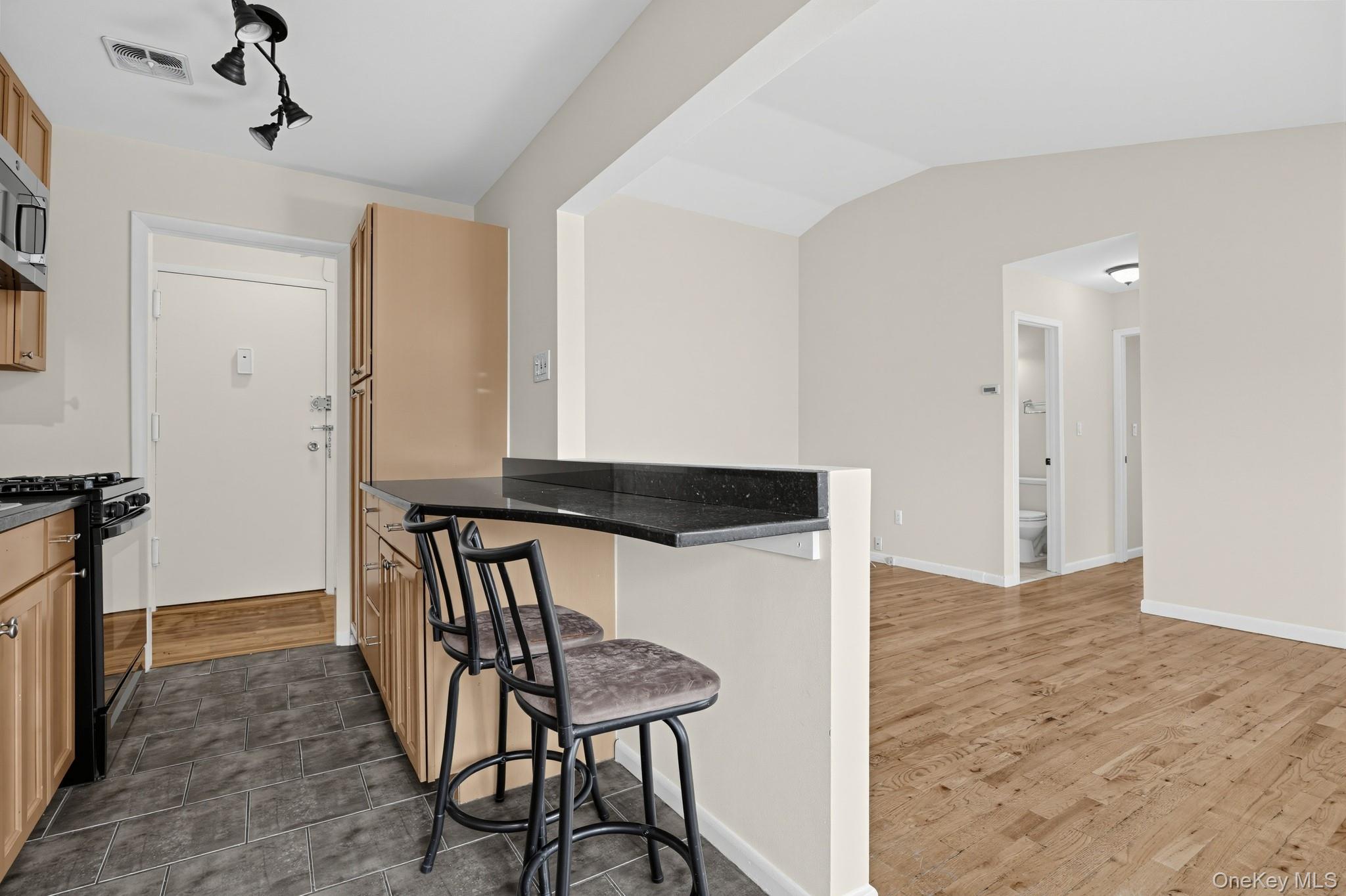 828 Pelhamdale Avenue, Unit 4L photo 8