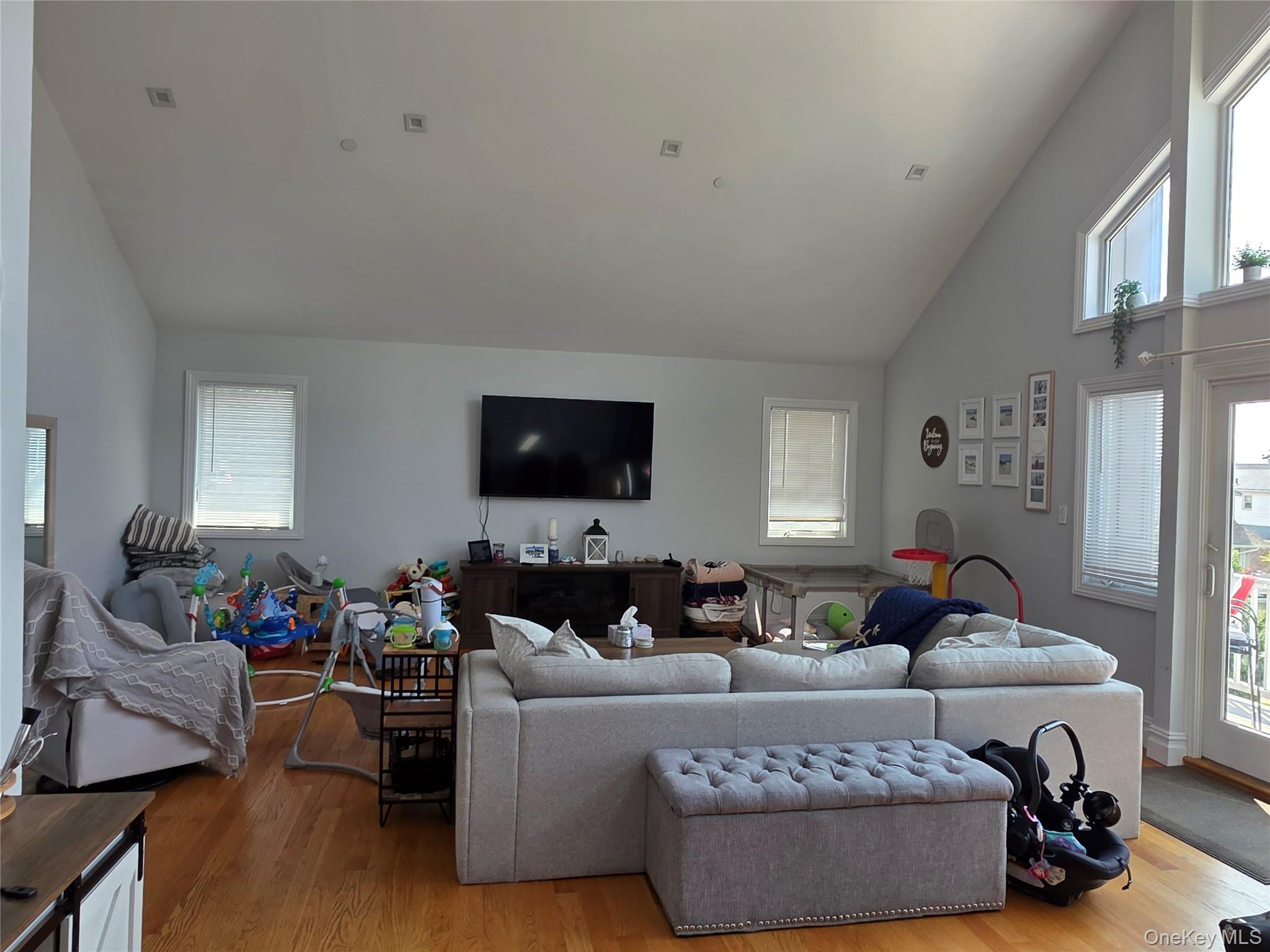 355 E Market Street, Unit Upper photo 4
