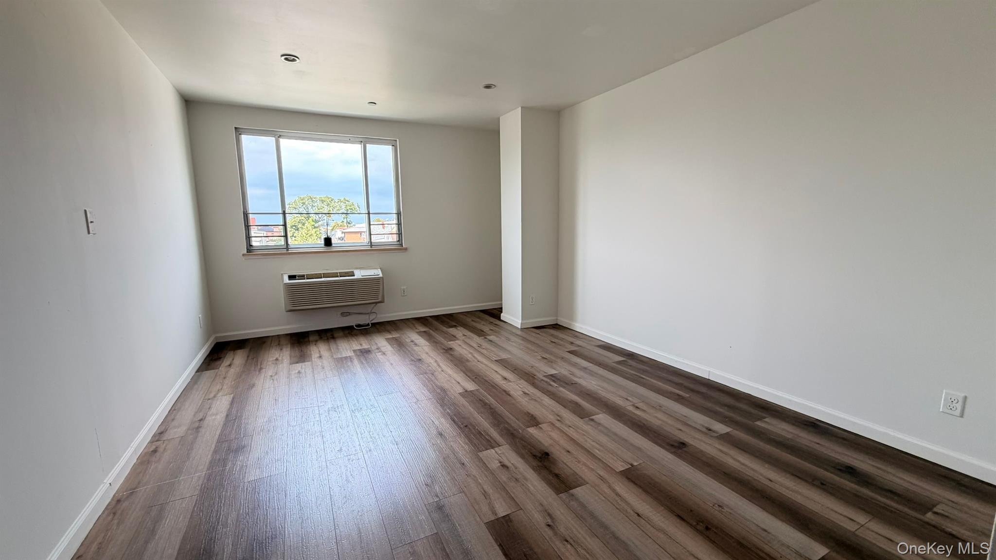 106-07 Northern Boulevard, Unit 5B photo 3