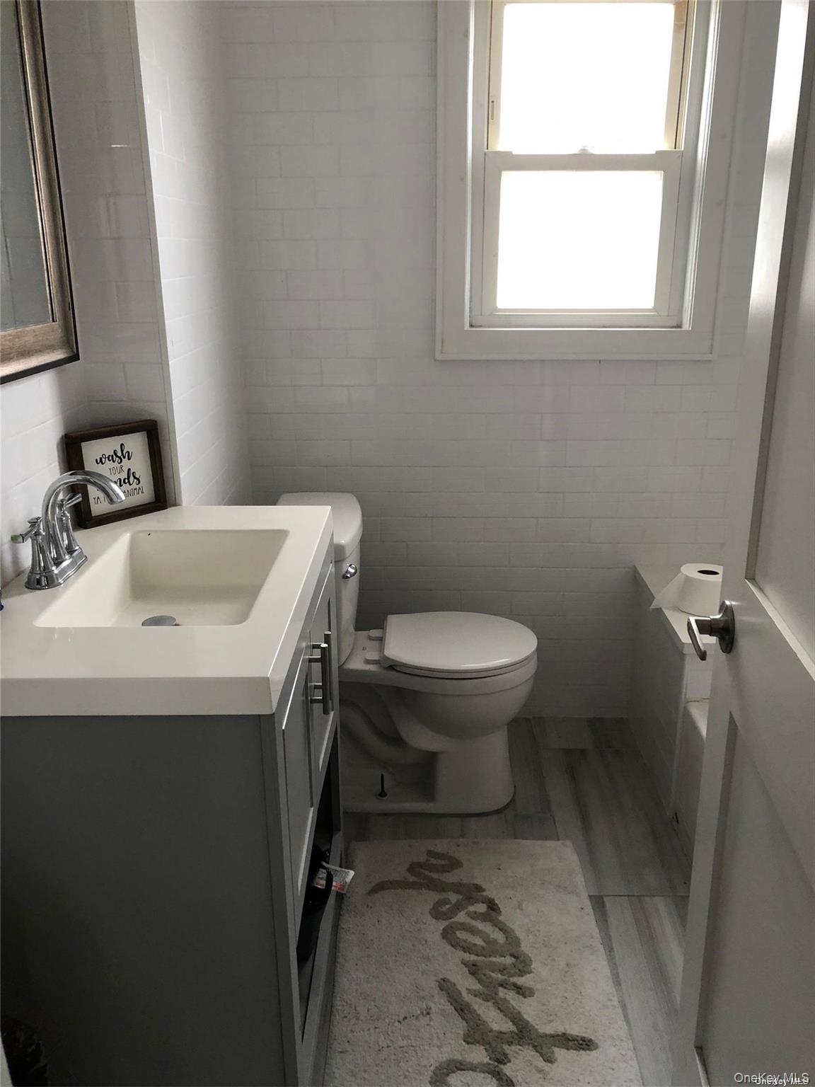 147 E Walnut Street, Unit upper photo 7