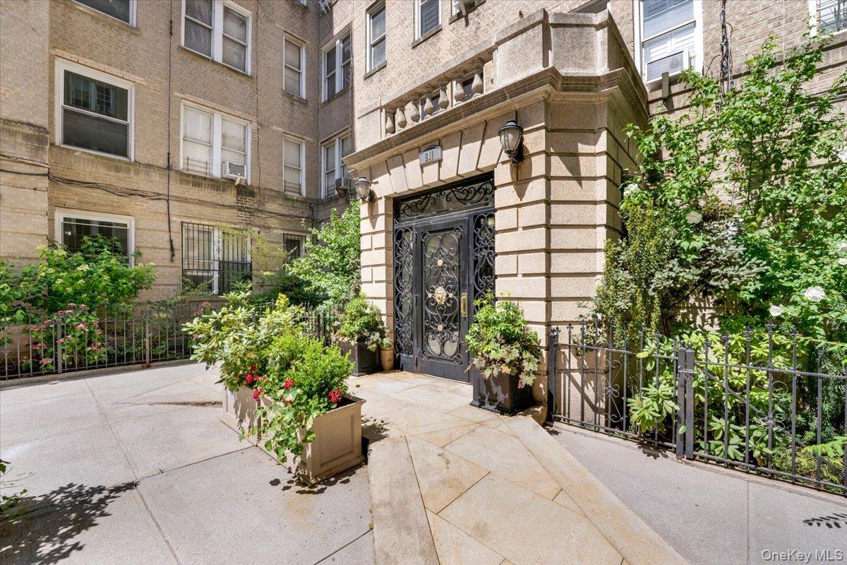 811 Walton Avenue, Unit E18 photo 4