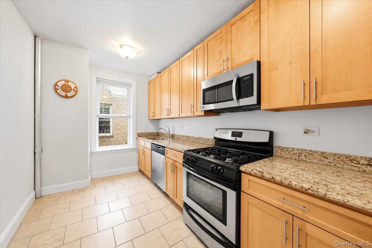 811 Walton Avenue, Unit E18 photo 8