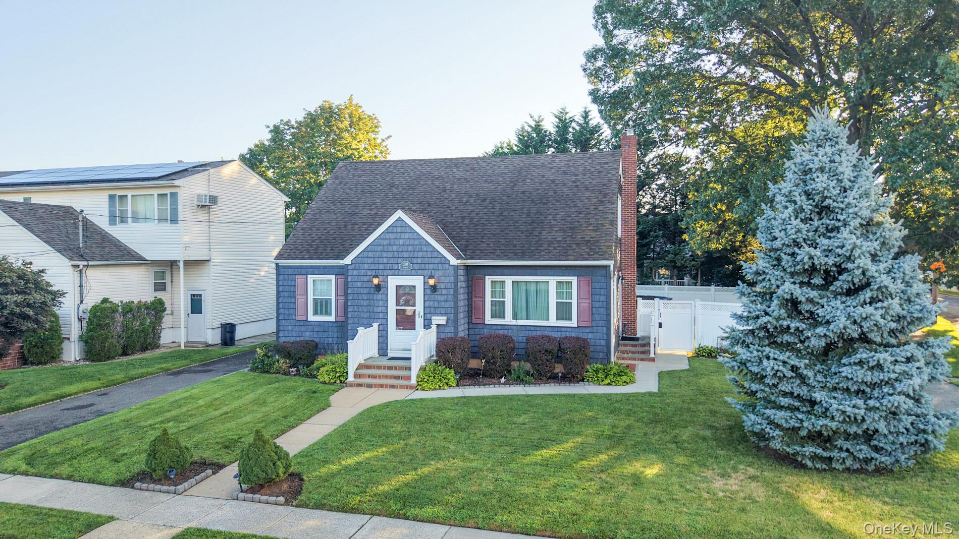 2297 Girard Place – For Sale photo 2