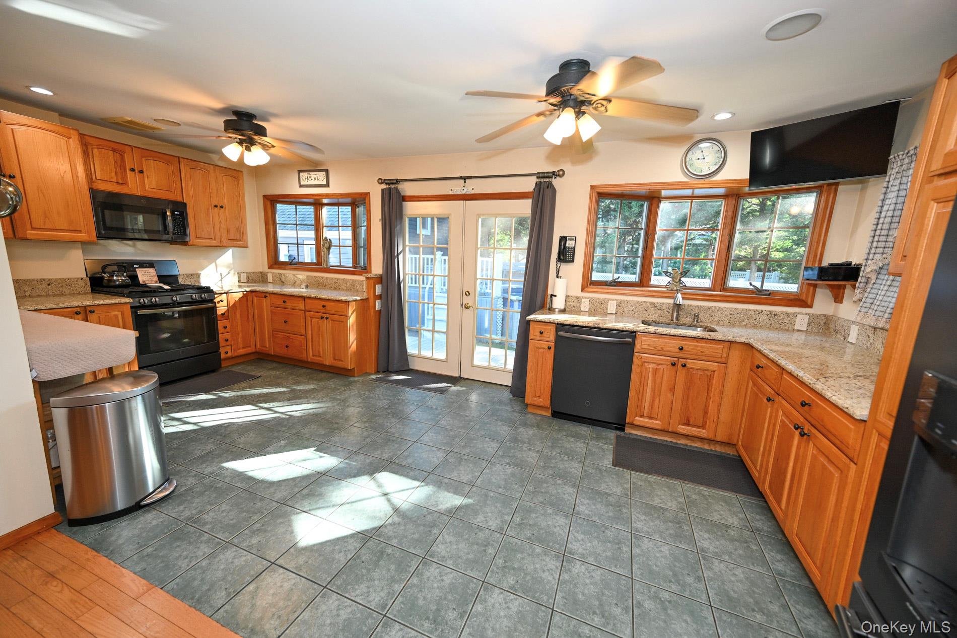 2297 Girard Place – For Sale photo 5
