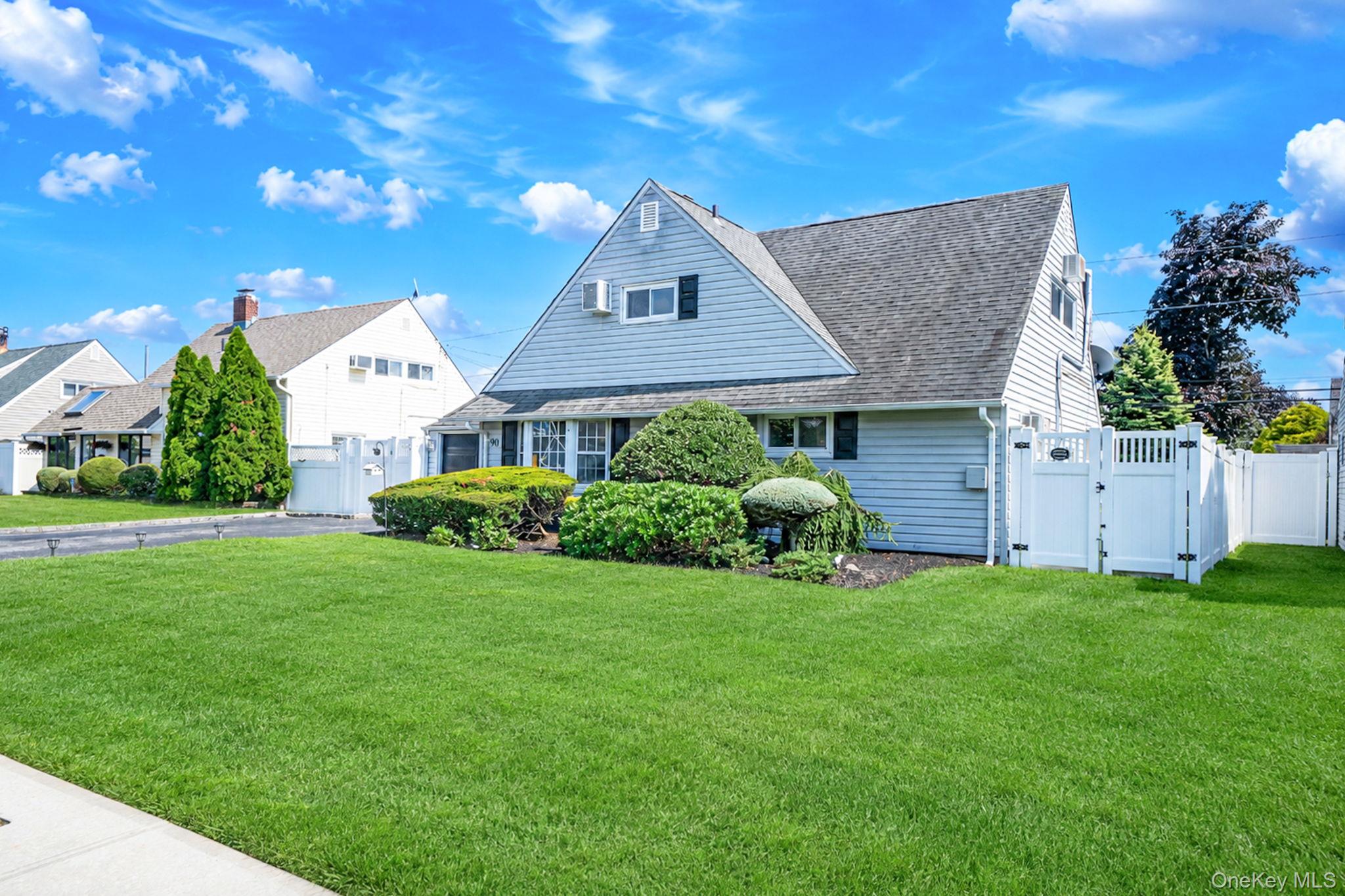 90 Twin Lane N – For Sale