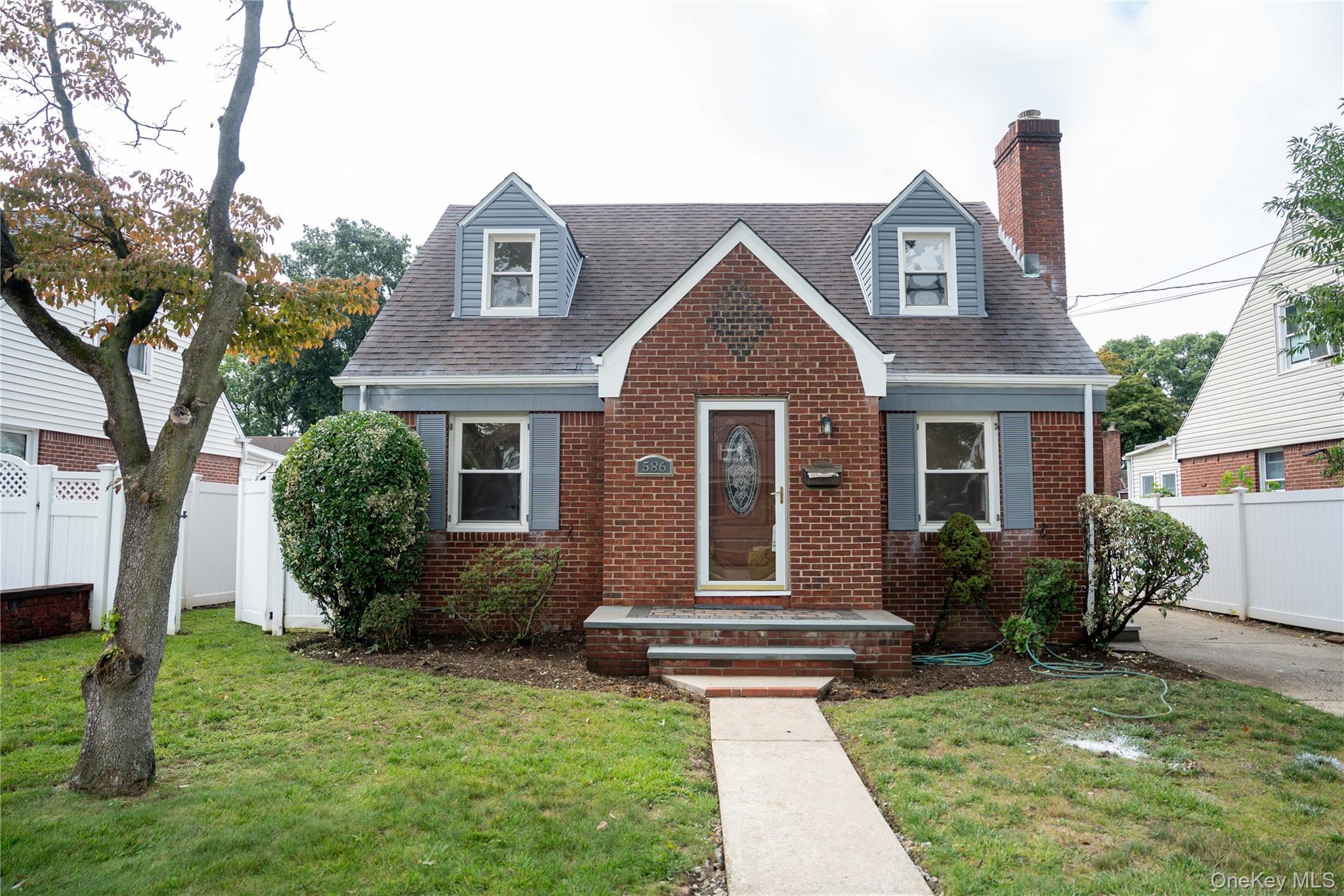 586 Stratford Road – For Sale