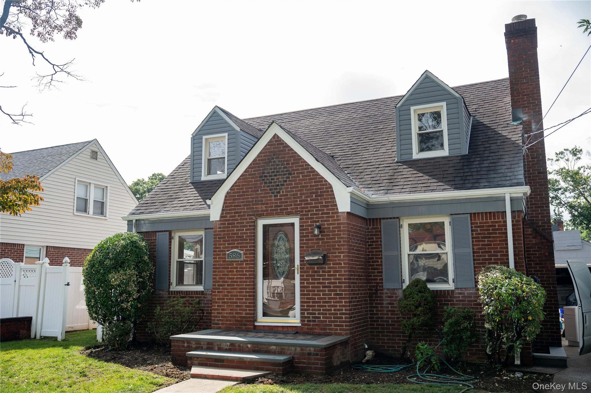 586 Stratford Road – For Sale photo 2