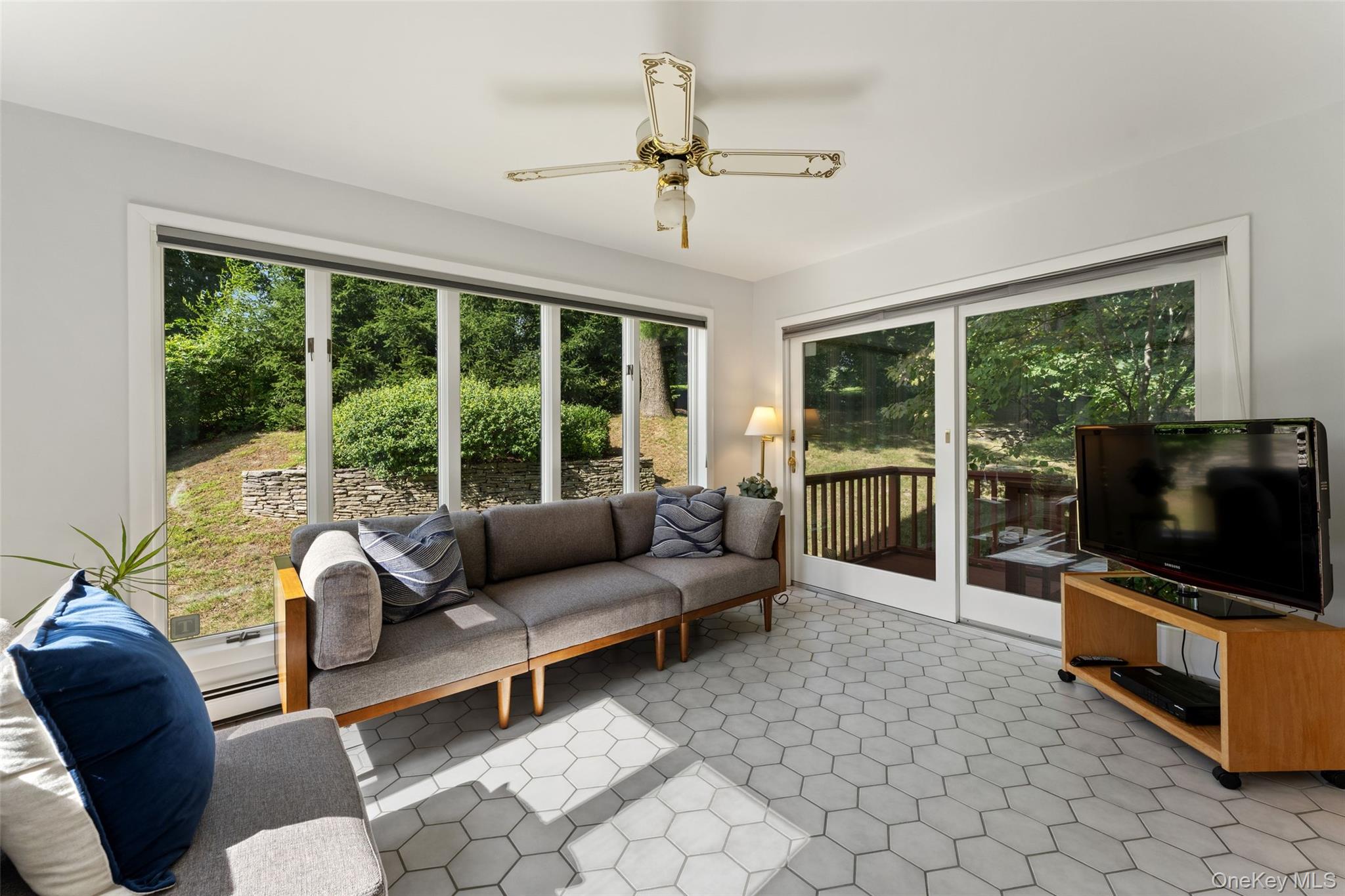 12 Lyons Road – For Sale photo 6