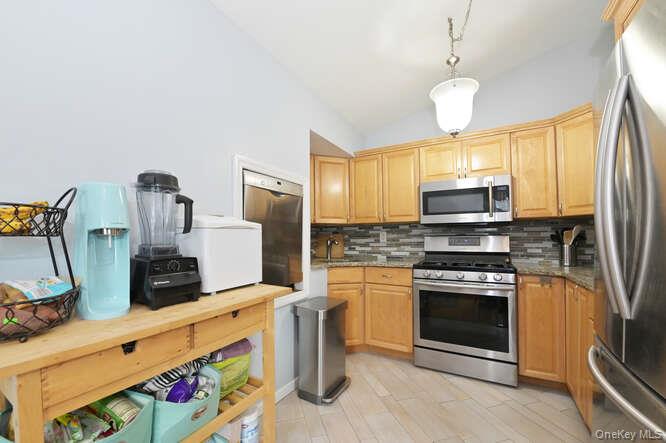 10 Pickwick Drive S – For Rent photo 6