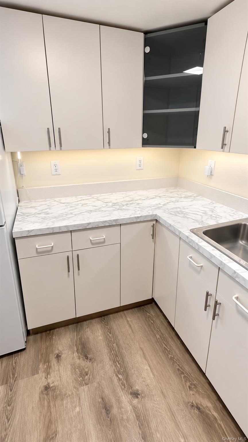 10 Pickwick Drive S – For Rent photo 12