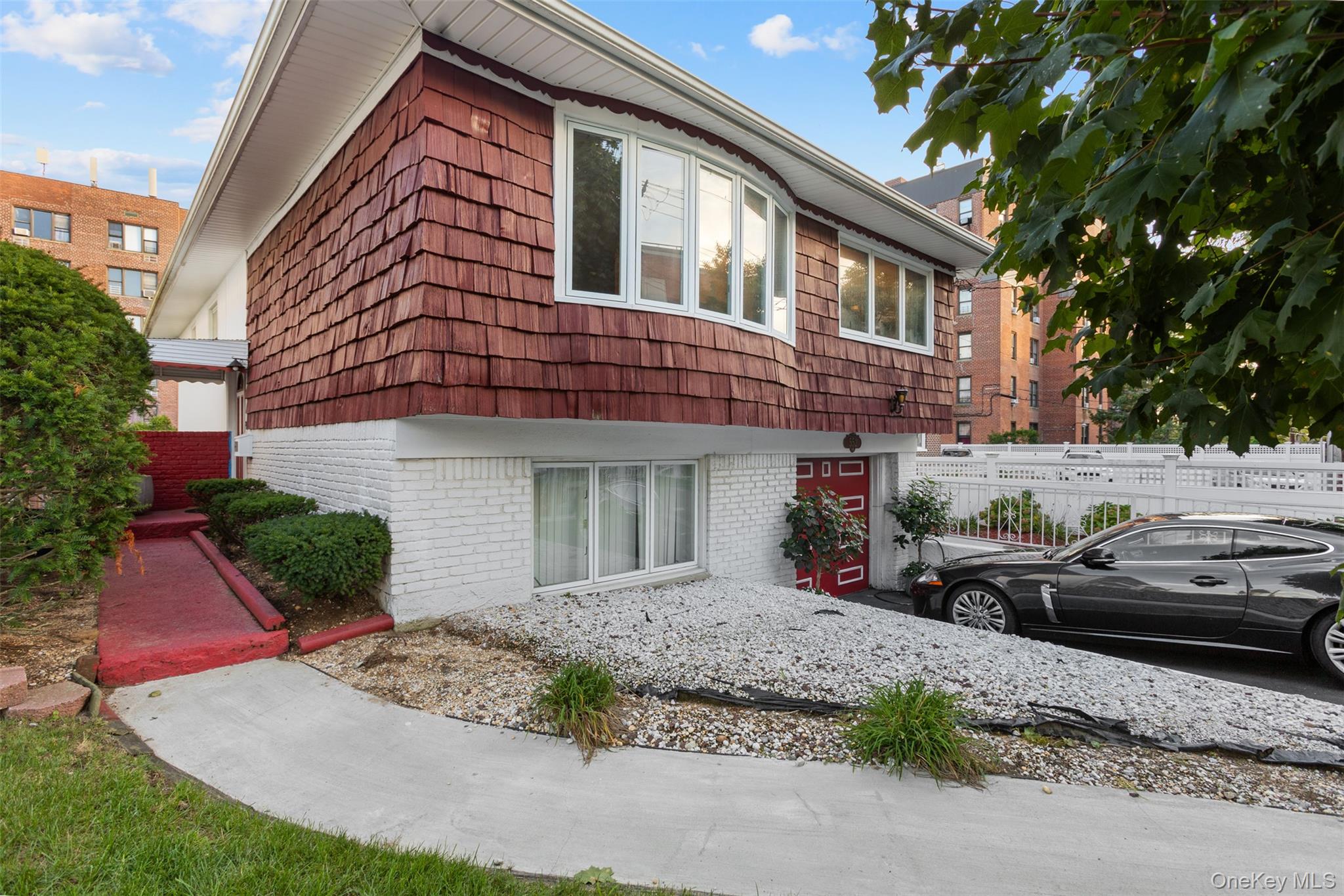 552 Briar Place – For Sale photo 2