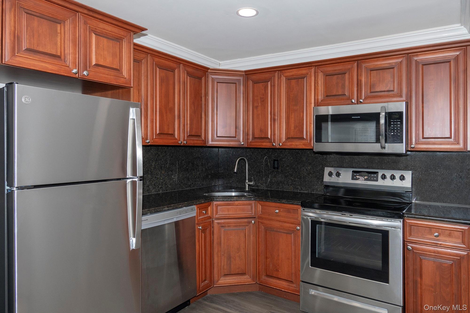 64 S Clinton Avenue, Unit 4B photo 2