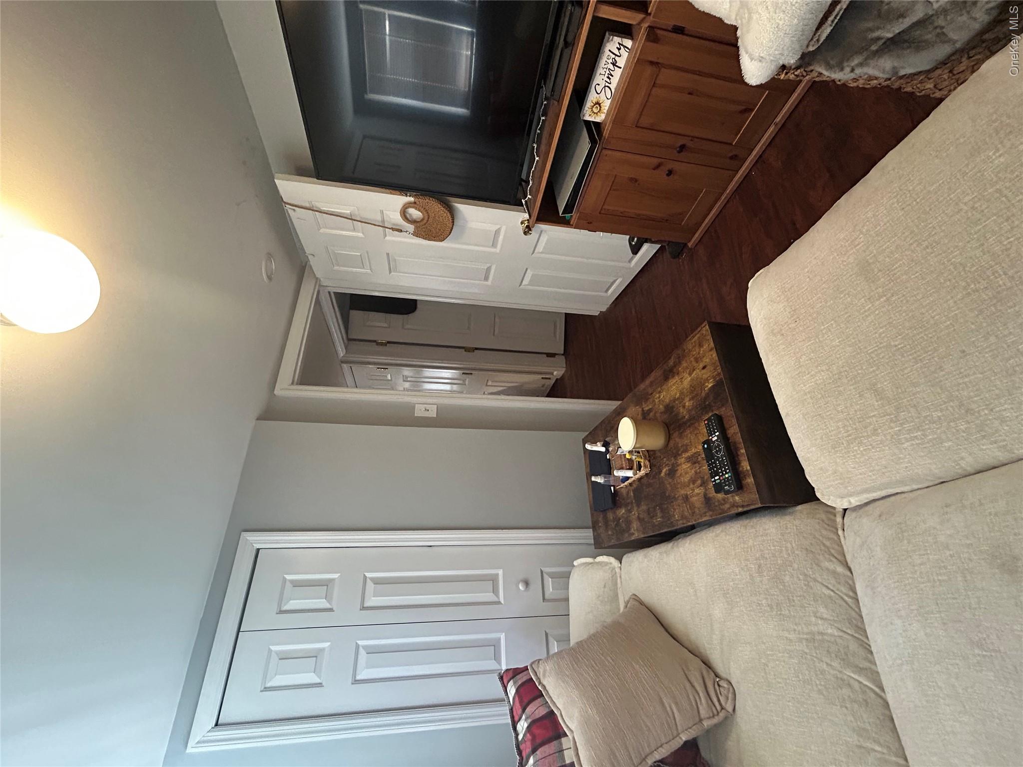 70 Oswego Avenue, Unit Walk in un photo 2