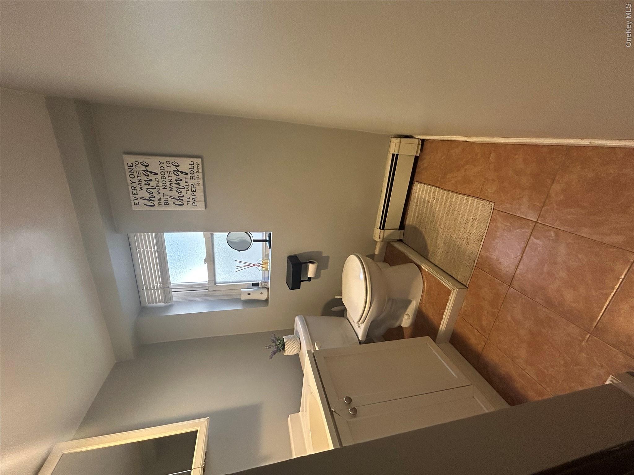70 Oswego Avenue, Unit Walk in un photo 5