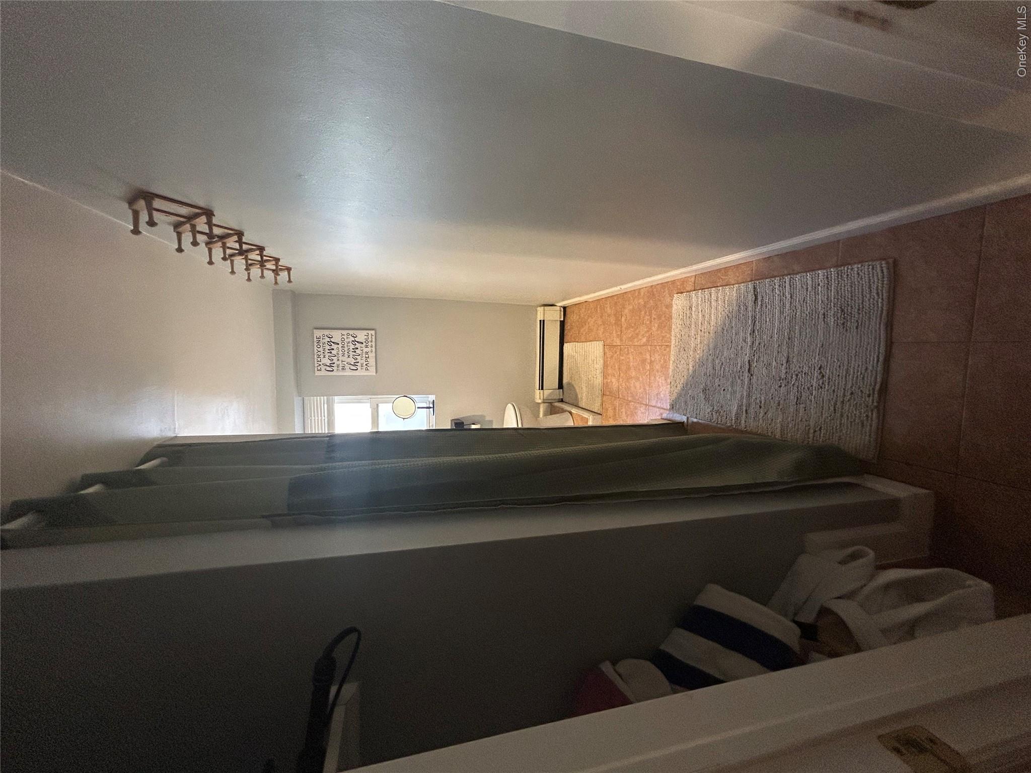 70 Oswego Avenue, Unit Walk in un photo 4