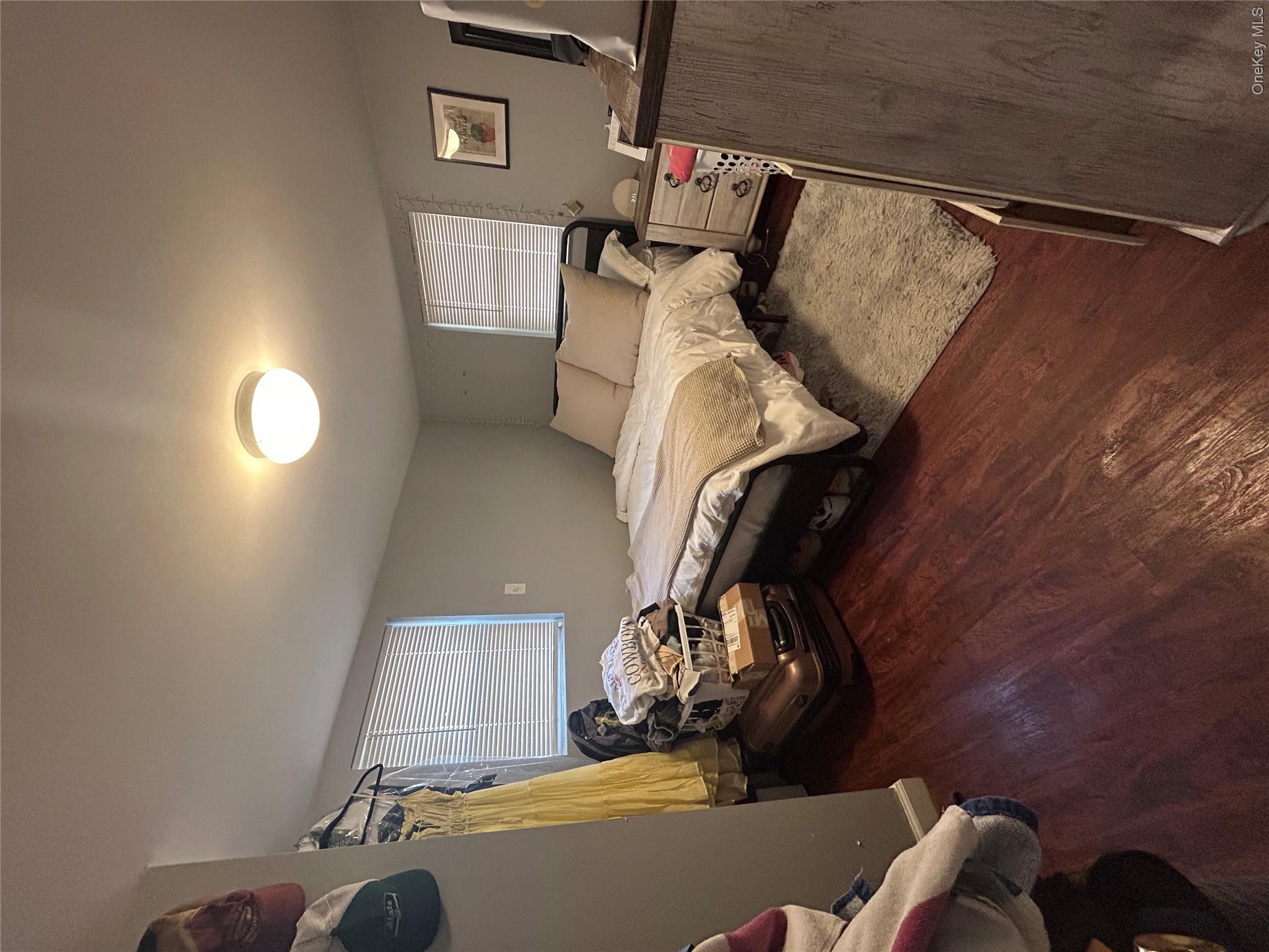 70 Oswego Avenue, Unit Walk in un photo 3