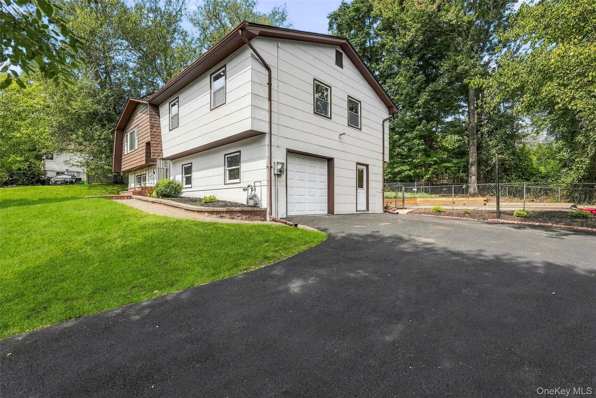2 Deborah Lane – For Sale photo 4