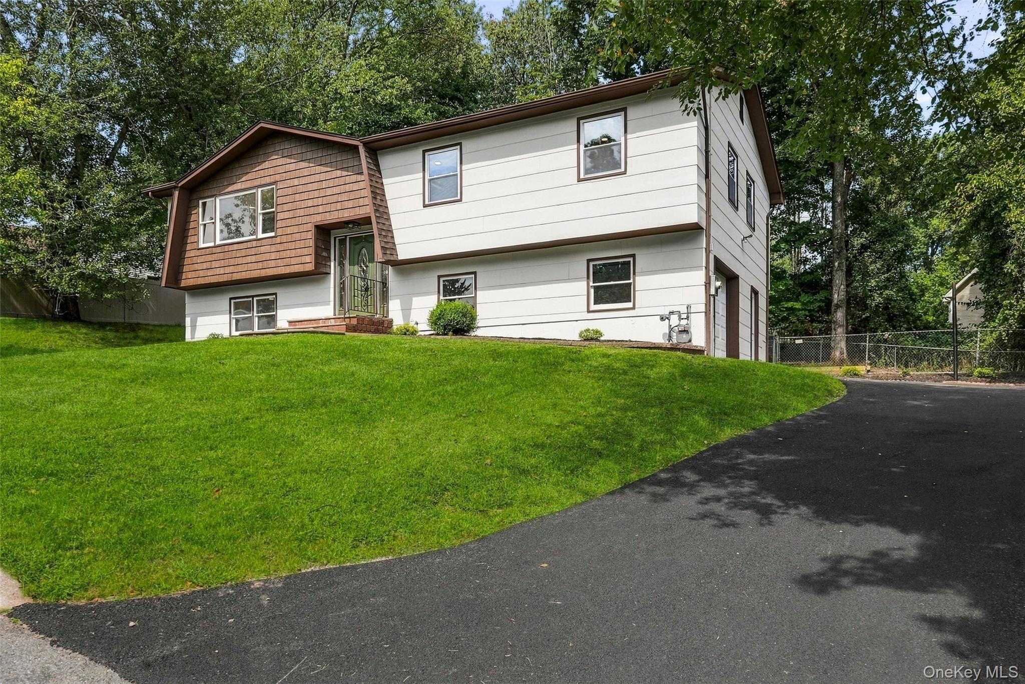 2 Deborah Lane – For Sale photo 2