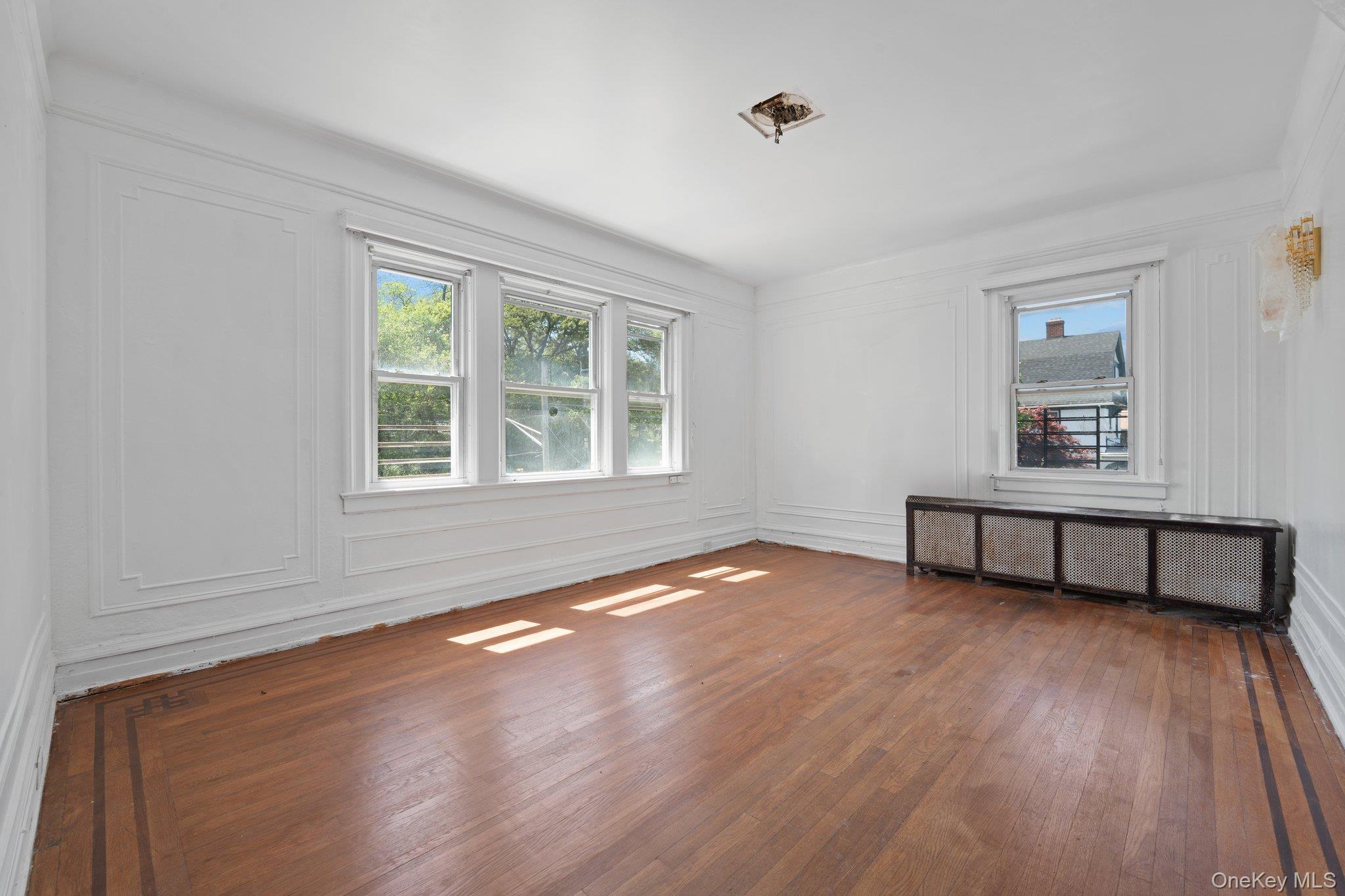 10505 Ditmars Boulevard – For Sale photo 9