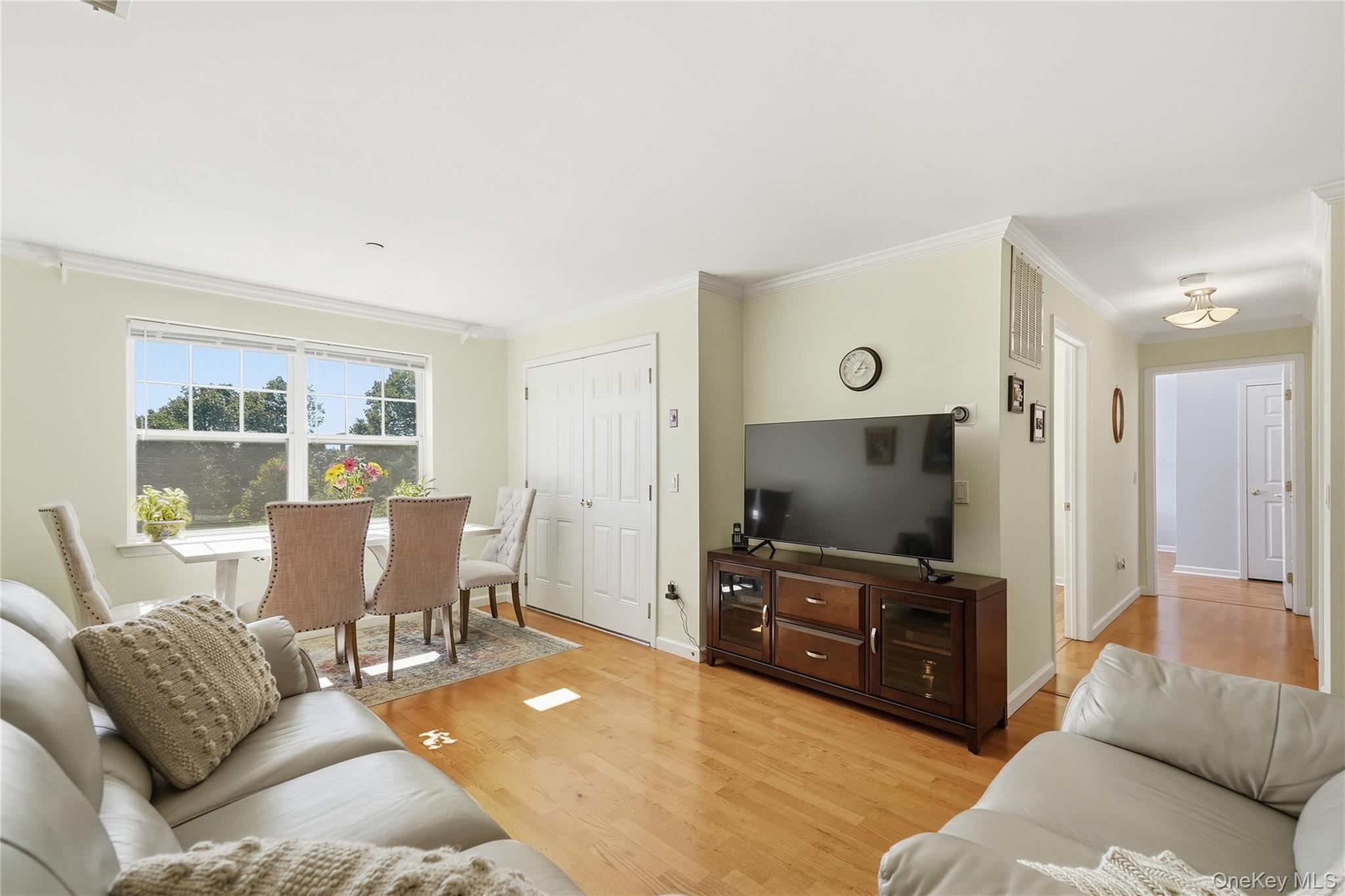 300 Woodcrest Lane, Unit 329 photo 4