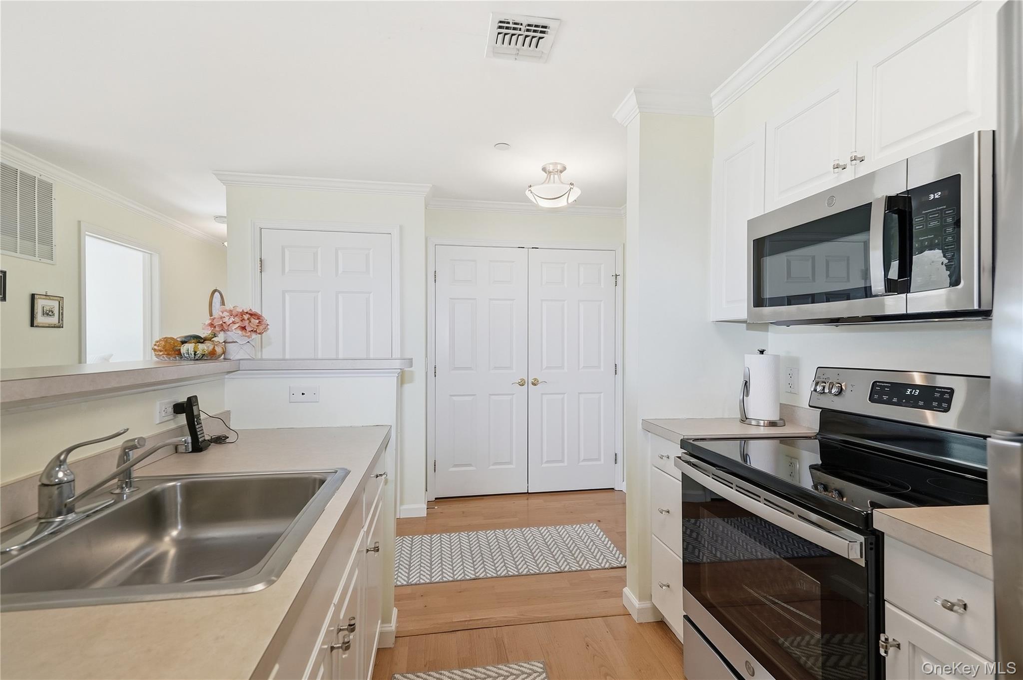 300 Woodcrest Lane, Unit 329 photo 6