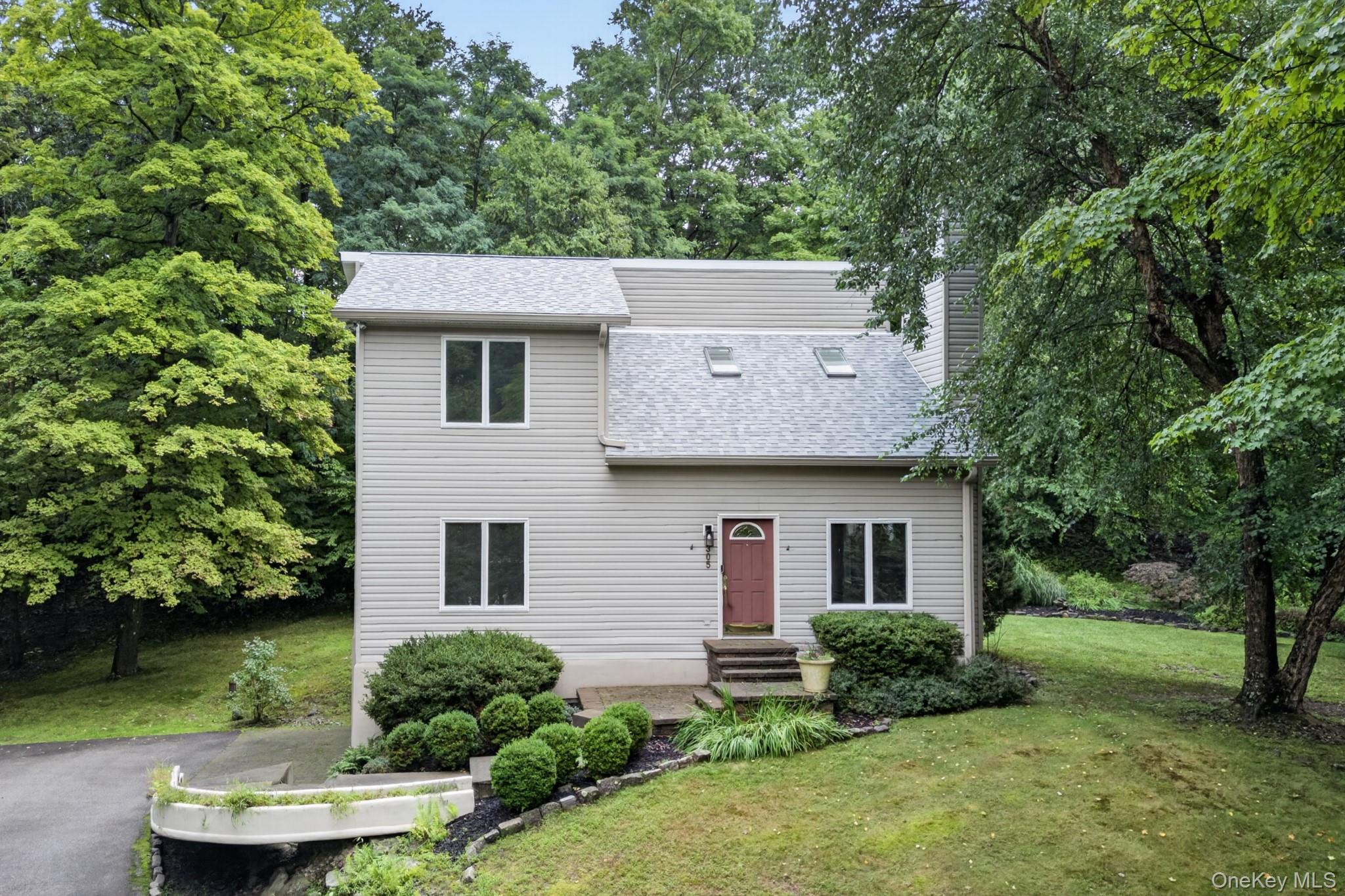 305 Oak Lane – For Sale photo 2
