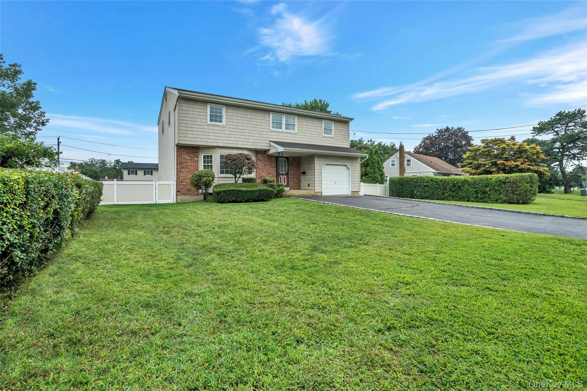 416 Old Country Road – For Sale photo 3