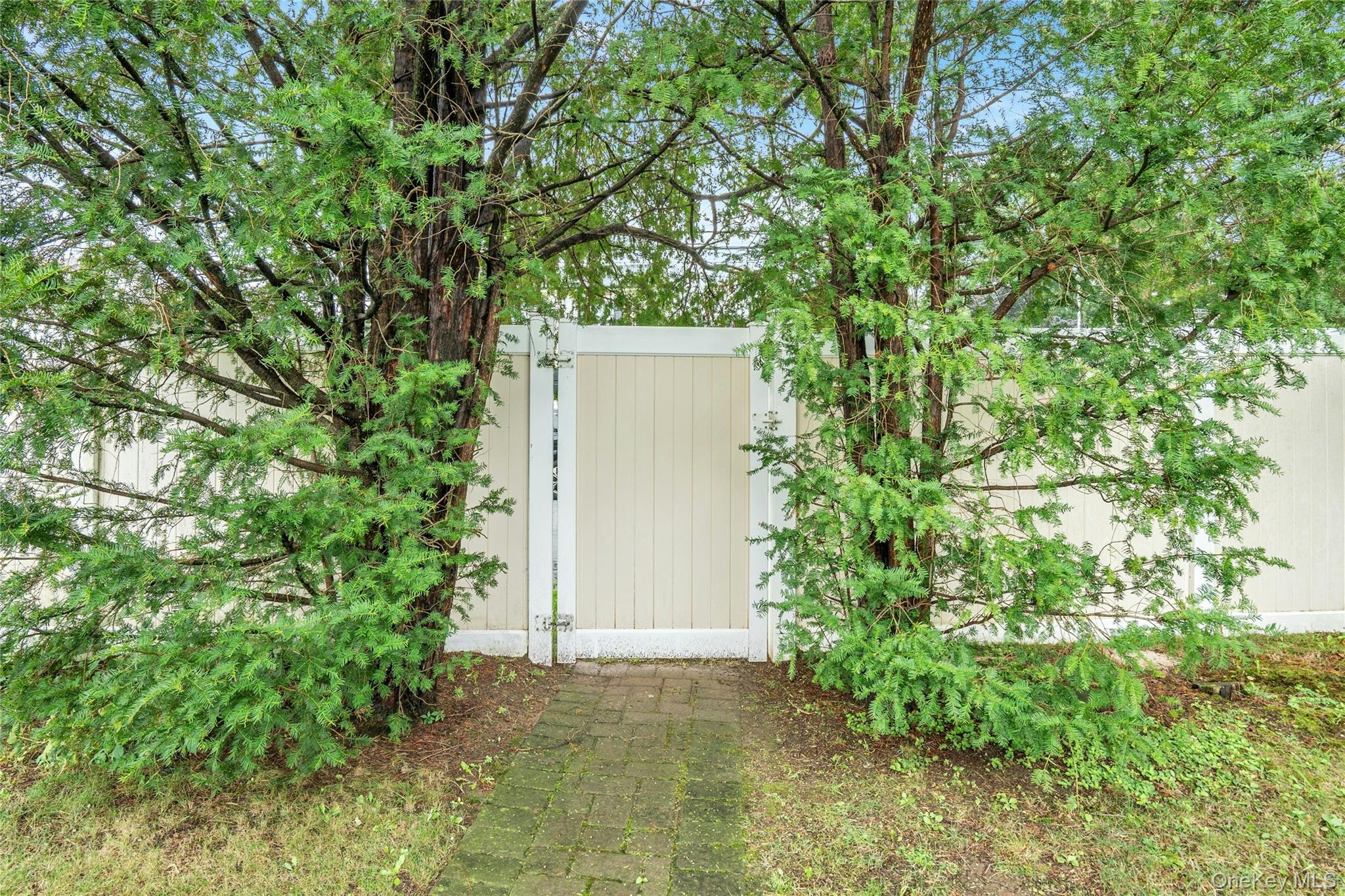 416 Old Country Road – For Sale photo 23
