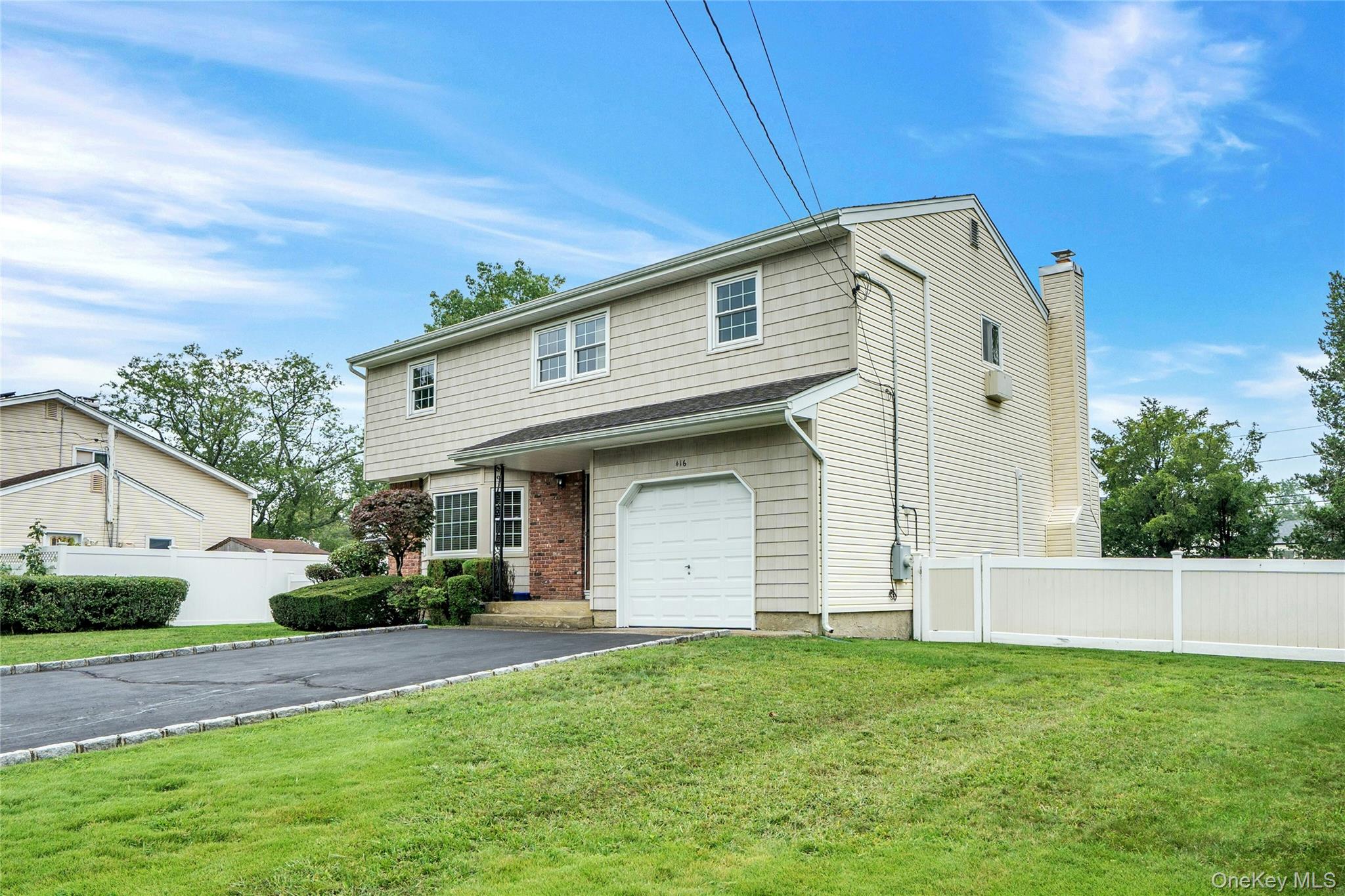 416 Old Country Road – For Sale photo 4