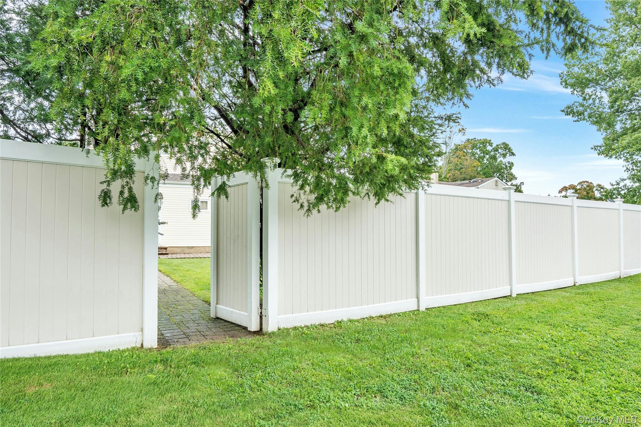 416 Old Country Road – For Sale photo 24