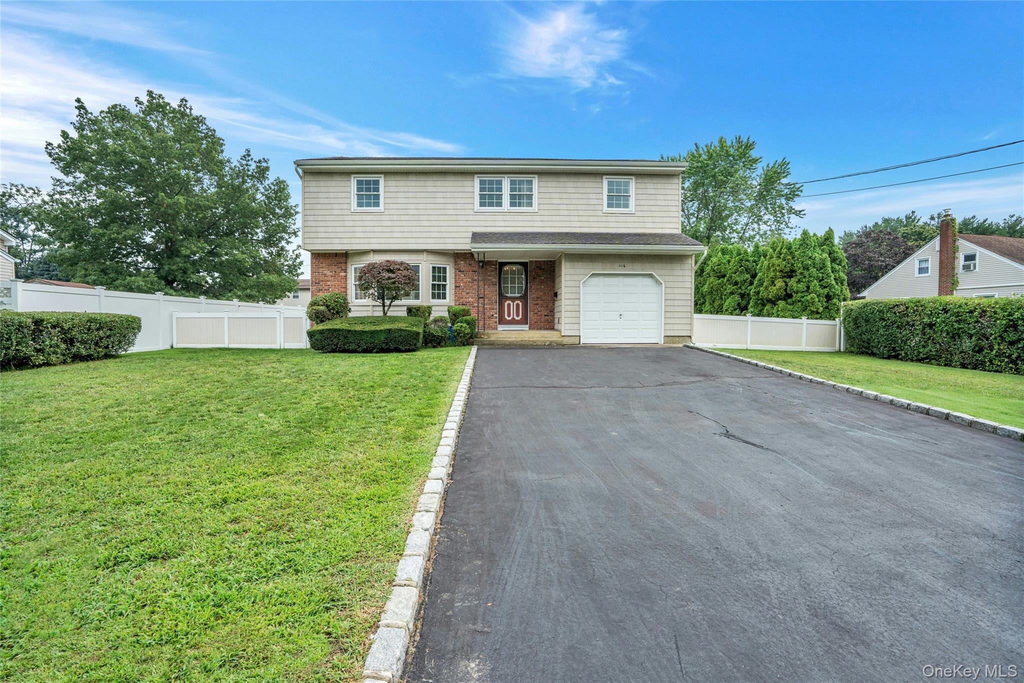 416 Old Country Road – For Sale photo 2