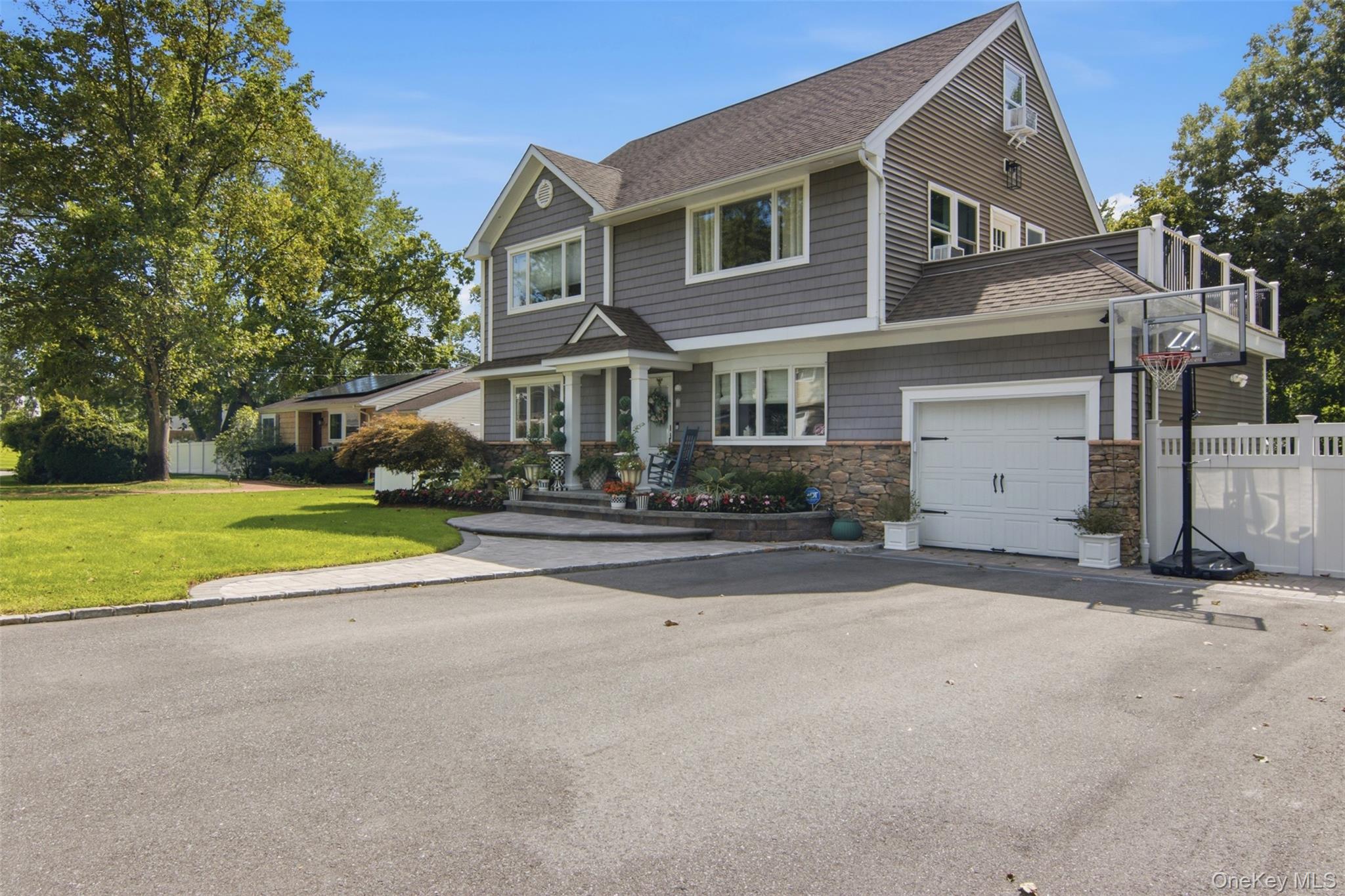 8 Glen Way – For Sale