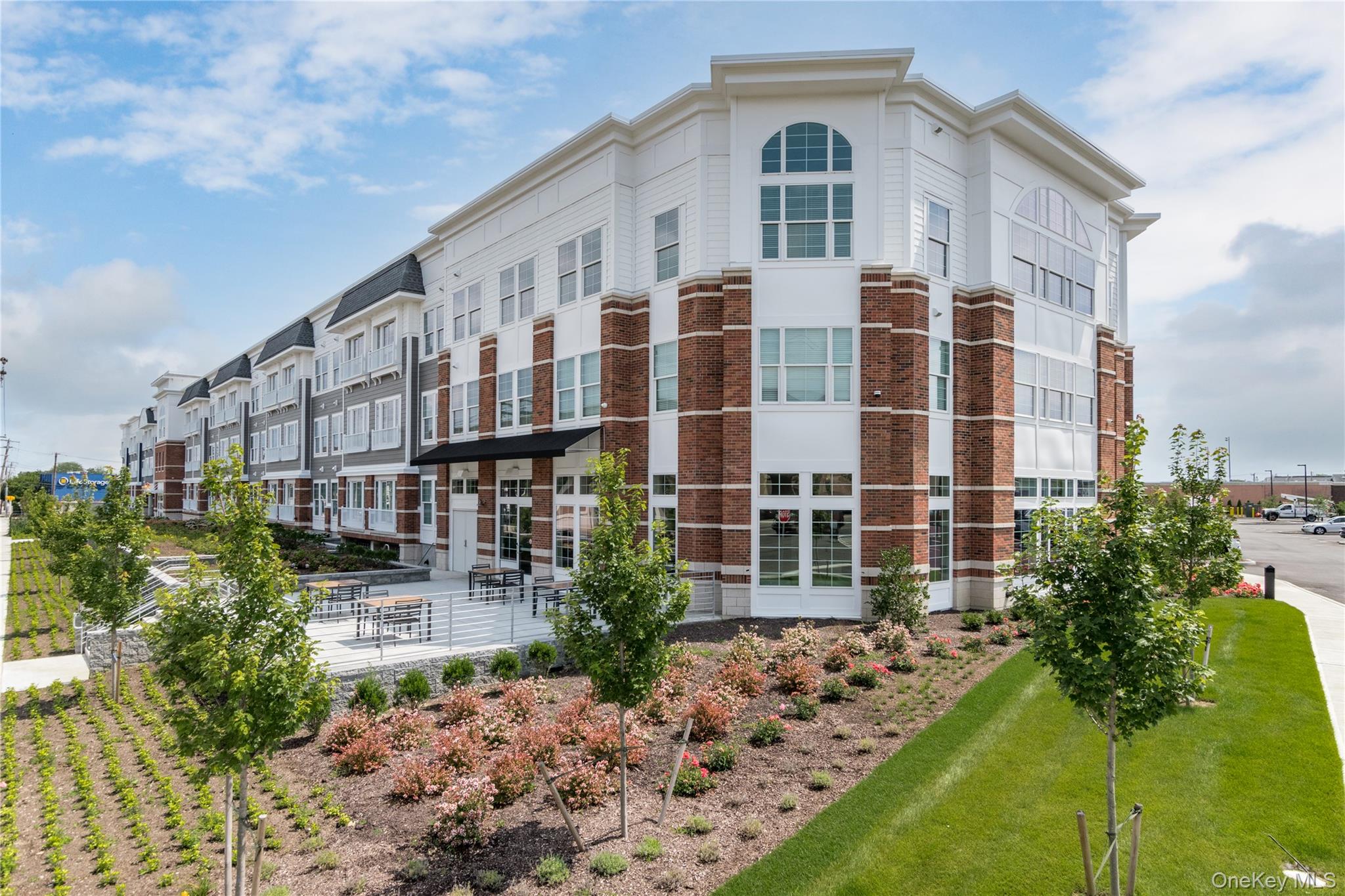 75 E Hoffman Avenue, Unit 2074