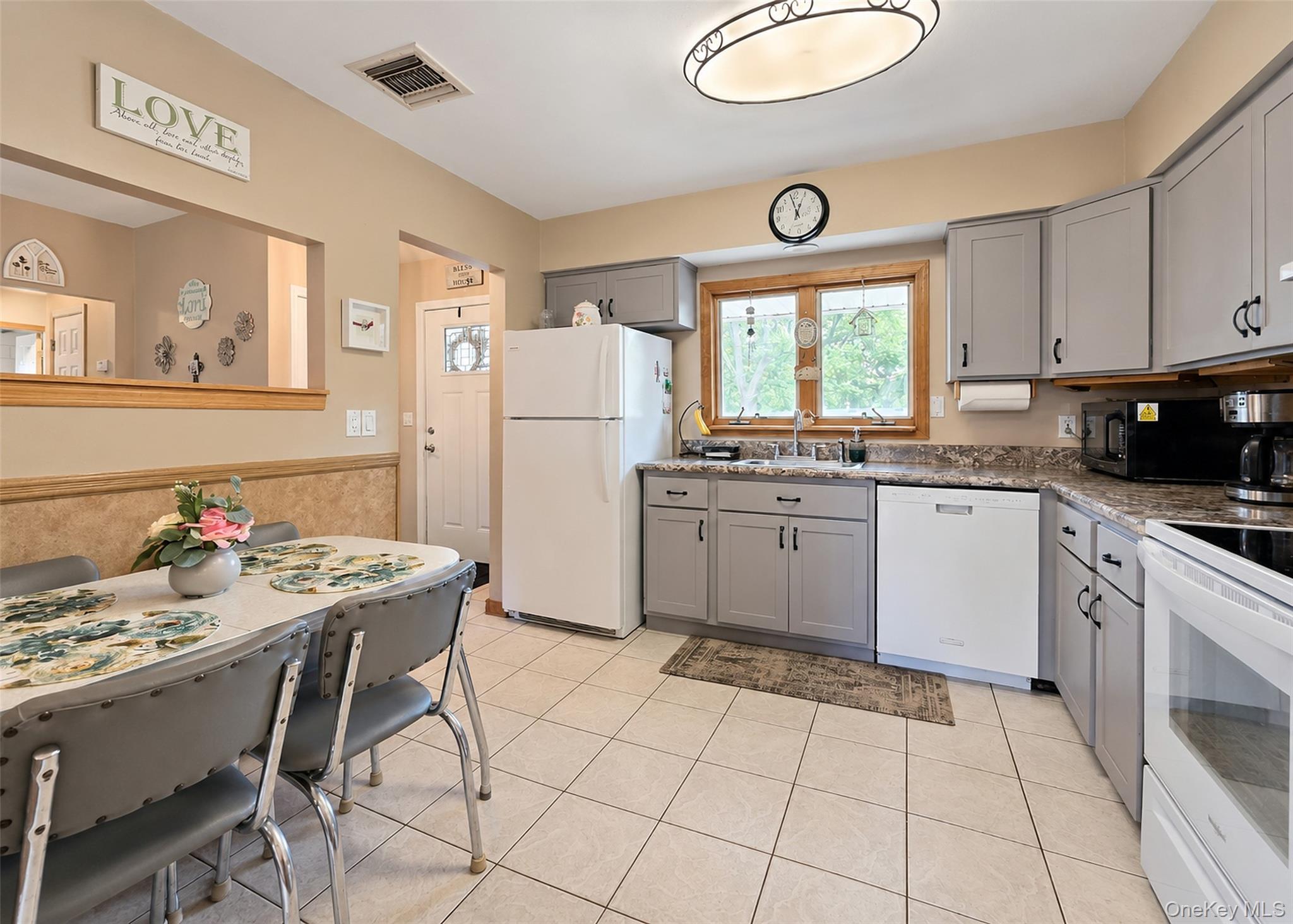 1 Lisa Lane – For Sale photo 6
