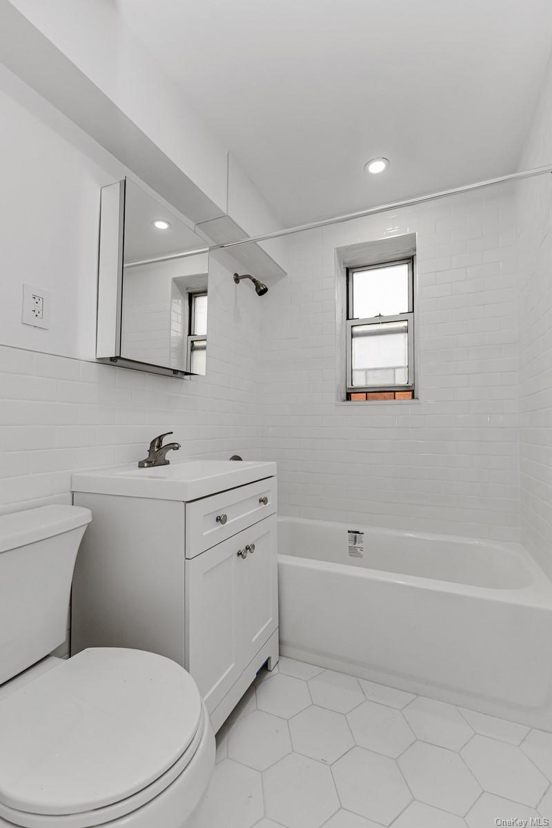 65-35 Yellowstone . Boulevard, Unit 6F photo 5