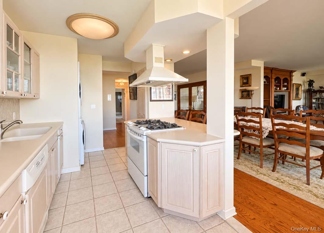 27010 Grand Central Parkway, Unit 18E photo 9