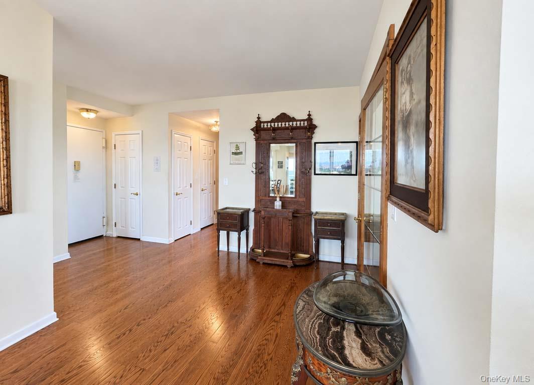 27010 Grand Central Parkway, Unit 18E photo 4