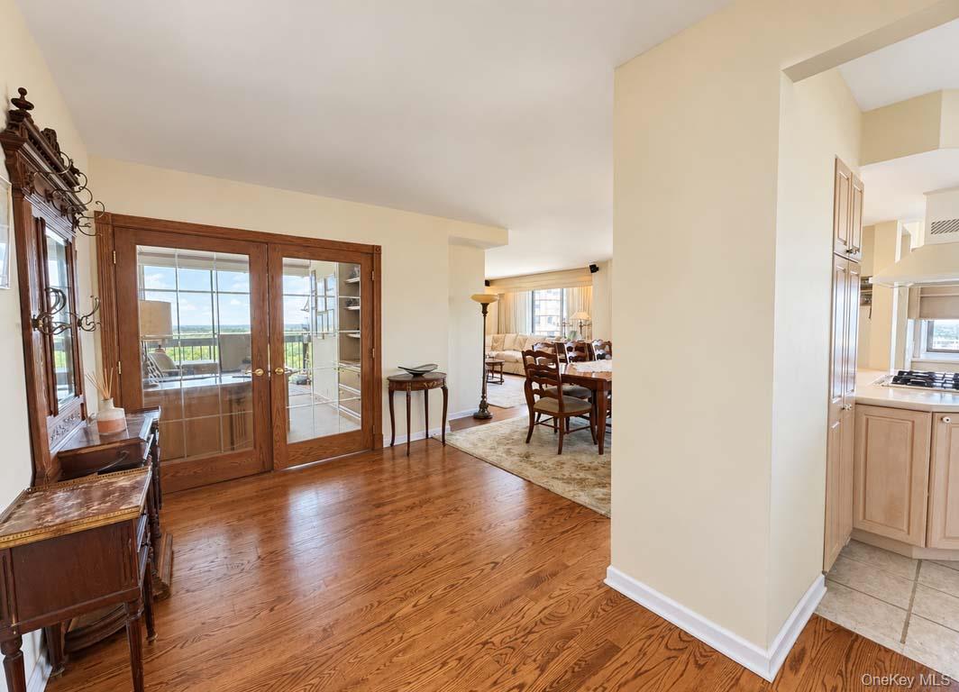 27010 Grand Central Parkway, Unit 18E photo 2