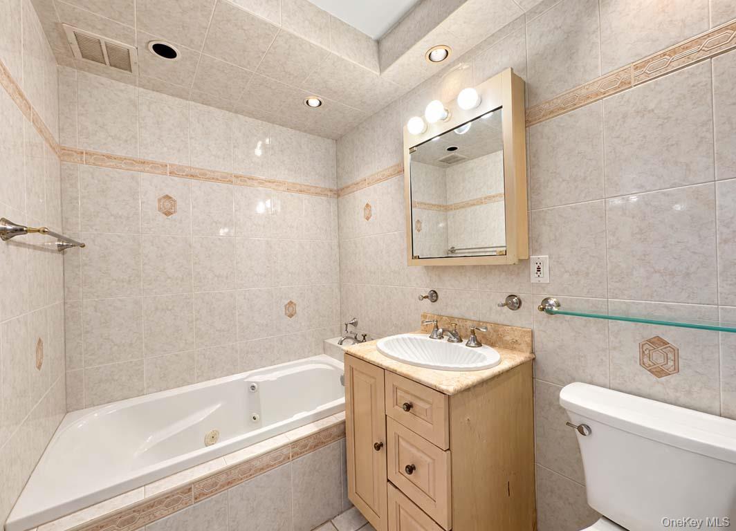 27010 Grand Central Parkway, Unit 18E photo 22