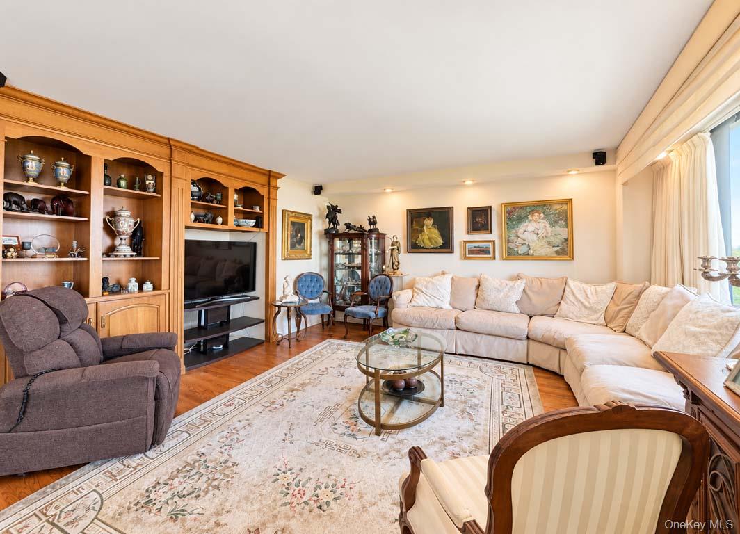 27010 Grand Central Parkway, Unit 18E photo 8